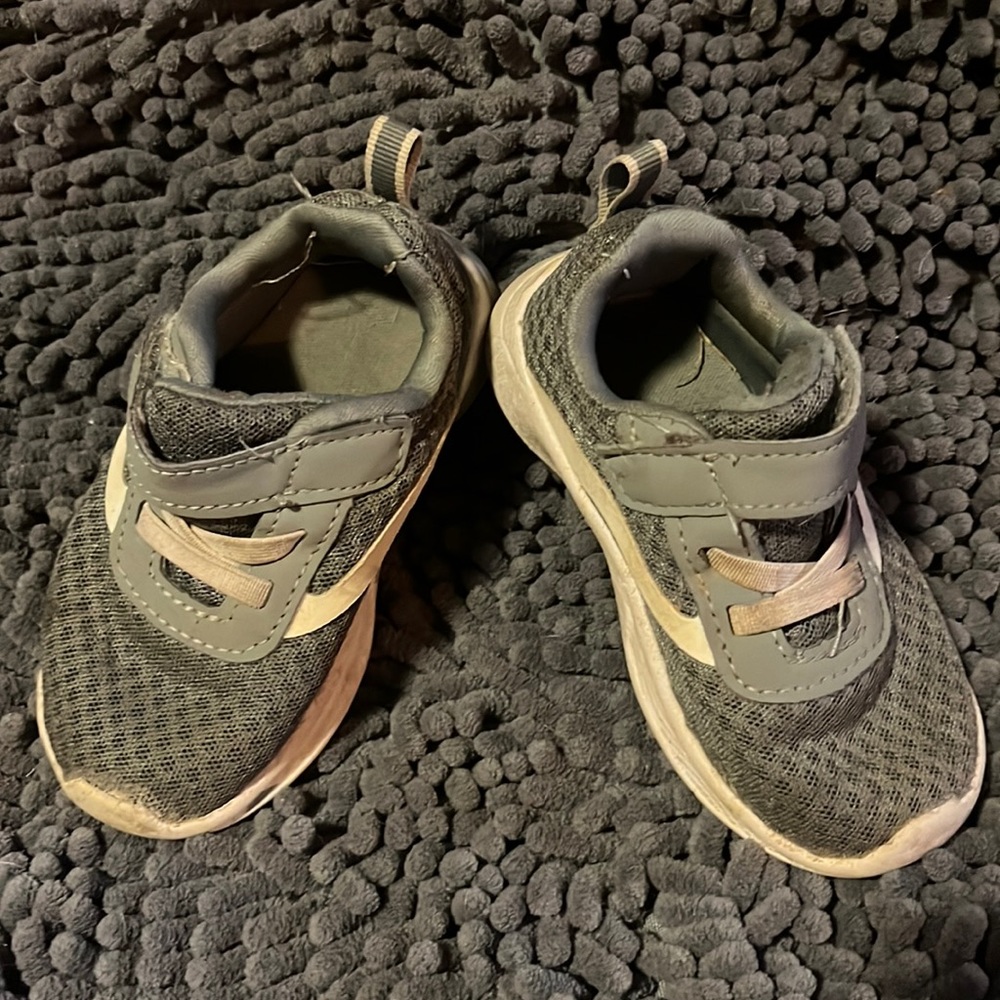 Toddler tennis shoes